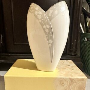 Lenox Bellina 10” vase